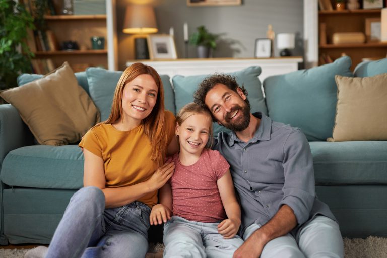 Familie bei individueller Versicherungsberatung — Wohnen, Beruf, Gesundheit und Vorsorge